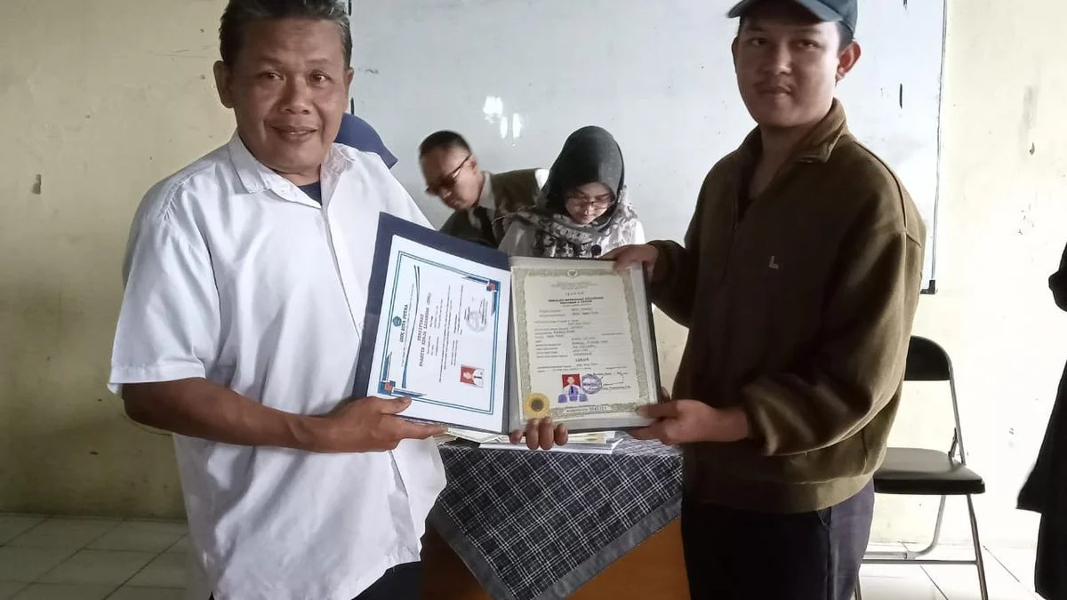 Penyerahan ijazah kepada lulusan
